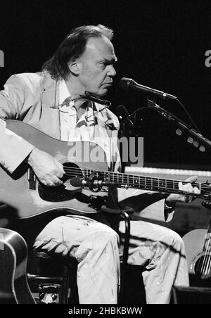 Neil Young présente la moitié acoustique de son concert au Hammersmith Apollo à l'ouest de Londres. Banque D'Images