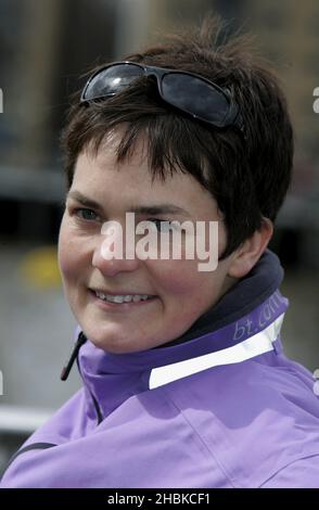 Dame Ellen MacArthur assiste à une représentation des Sugababes à bord du nouveau yacht « BT Open 60 » pour lancer le parrainage par BT du yacht et du festival de l'île de Wight 2008, sur la Tamise, dans le centre de Londres. Banque D'Images