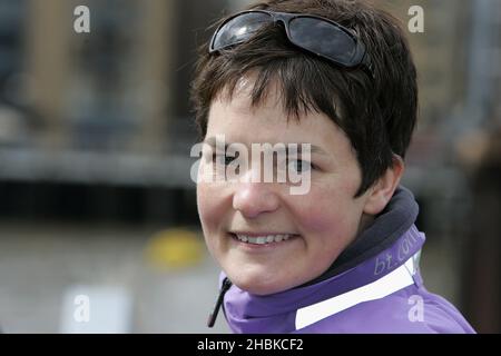 Dame Ellen MacArthur assiste à une représentation des Sugababes à bord du nouveau yacht « BT Open 60 » pour lancer le parrainage par BT du yacht et du festival de l'île de Wight 2008, sur la Tamise, dans le centre de Londres. Banque D'Images