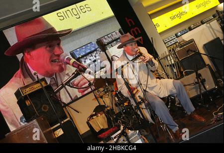 Son de Dave se produit sur scène au lancement de la MOJO Magazine Honors List 2008 à HMV, Oxford Street, Londres. Banque D'Images