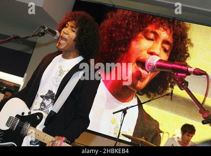 Reggie YoungBlood of Black Kids se présentant à HMV sur Oxford Street dans le centre de Londres. Banque D'Images