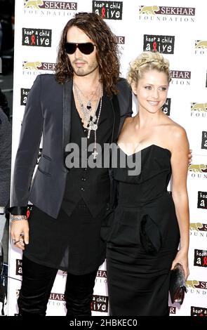 Russell Brand et sa petite amie Teresa Palmer arrivent au Black ball, pour recueillir de l'argent pour la Chaid A Child Alive AIDS Charity à St.John's à Londres. Banque D'Images