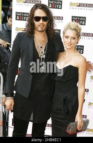 Russell Brand et sa petite amie Teresa Palmer arrivent au Black ball, pour recueillir de l'argent pour la Chaid A Child Alive AIDS Charity à St.John's à Londres. Banque D'Images