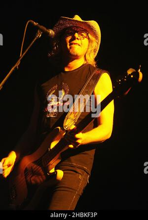 Mike Mills de REM se produit au stade de rugby de Twickenham, à Londres. Banque D'Images