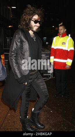 Russell Brand arrive à la projection de gala de 'W' lors du Times BFI London film Festival 2008, à l'Odeon West End, dans le centre de Londres. Banque D'Images