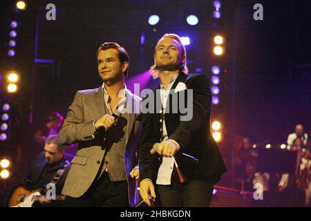 Stephen Gately et Ronan Keating de Boyzone se produit à la BBC Electric Proms 2008 - la fièvre du samedi soir à la Roundhouse, Chalk Farm. Banque D'Images