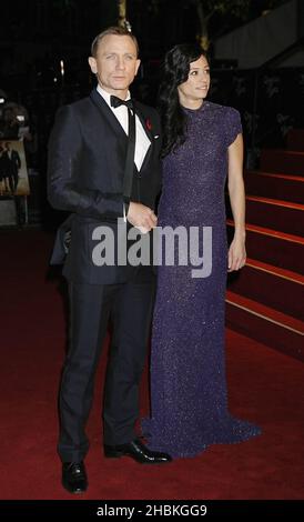 Daniel Craig et Satsuki Mitchell arrivent pour la première mondiale de « Quantum of Solace » à l'Odeon Leicester Square, dans le centre de Londres. Banque D'Images