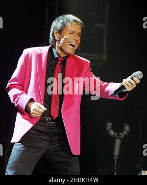 Sir Cliff Richard se présentant en concert au Wembley Arena, dans le nord de Londres. Banque D'Images