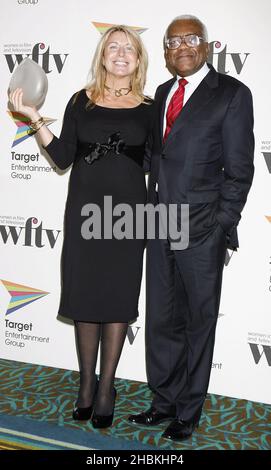 Sir Trevor McDonald remet le prix BBC News and Factual Award à Deborah Turness lors des prix Target Women in film and Television à l'hôtel Hilton, dans le centre de Londres. Banque D'Images