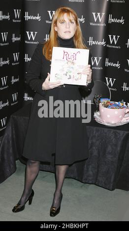 Sarah Ferguson, la duchesse de York, signe des copies de son nouveau livre pour enfants Ã”Tea for Ruby' à Harrods dans le centre de Londres. Banque D'Images