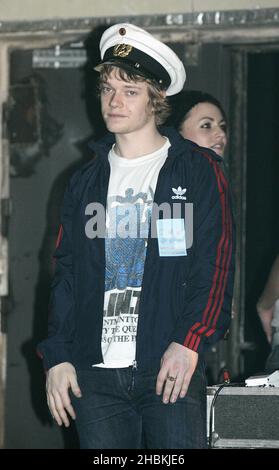 Alfie Allen regarde sa sœur Lily Allen se produit à G-A-y dans la boîte de nuit du ciel, Londres. Banque D'Images