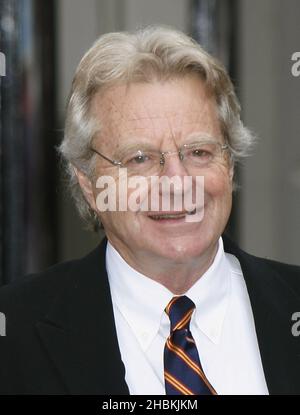 Jerry Springer à un photocall pour annoncer ses débuts sur scène comme Billy Flynn dans la comédie musicale Chicago, au Cambridge Theatre à Londres. Banque D'Images