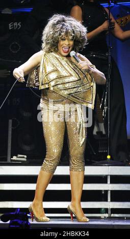 Tina Turner se produit en concert à la 02 Arena de Greenwich, Londres. Banque D'Images