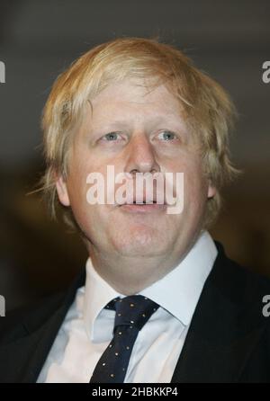 Boris Johnson pose avec son modèle de cire à Madame Tussauds à Londres Banque D'Images