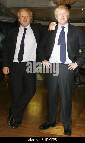 Boris Johnson pose avec son modèle de cire à Madame Tussauds à Londres Banque D'Images