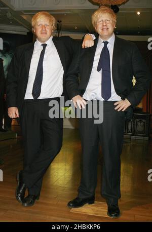 Boris Johnson pose avec son modèle de cire à Madame Tussauds à Londres Banque D'Images