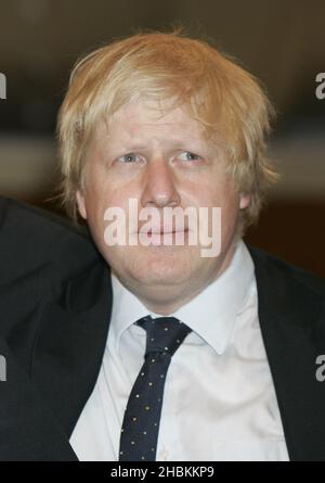 Boris Johnson pose avec son modèle de cire à Madame Tussauds à Londres Banque D'Images