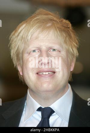 Boris Johnson pose avec son modèle de cire à Madame Tussauds à Londres Banque D'Images