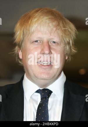 Boris Johnson pose avec son modèle de cire à Madame Tussauds à Londres Banque D'Images