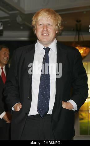 Boris Johnson pose avec son modèle de cire à Madame Tussauds à Londres Banque D'Images