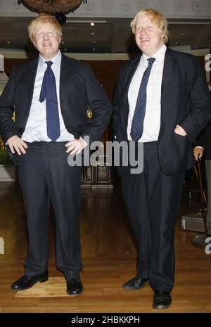 Boris Johnson pose avec son modèle de cire à Madame Tussauds à Londres Banque D'Images