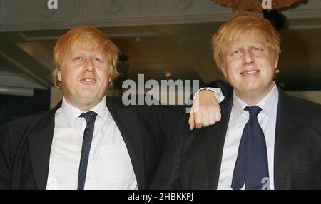 Boris Johnson pose avec son modèle de cire à Madame Tussauds à Londres Banque D'Images