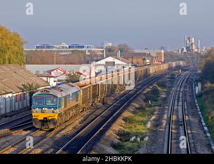 Une locomotive diesel de classe 59 de Yeoman numéro 59005 « Kenneth J Painter » travaillant un train de pierres vides à West Drayton. Banque D'Images