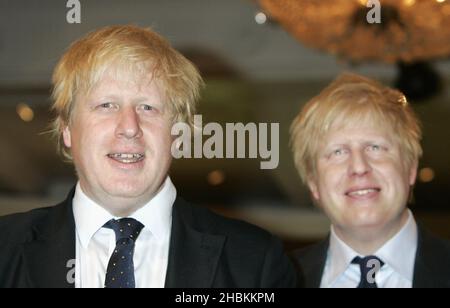 Boris Johnson pose avec son modèle de cire à Madame Tussauds à Londres Banque D'Images