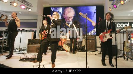 John Povey, Phil May et Frank Holland de The Pretty Things se produit avec son groupe lors de l'annonce des nominés de la Mojo Honors List 2009 à HMV Oxford Street, Londres. Banque D'Images