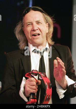 Phil May de The Pretty Things se produit avec son groupe lors de l'annonce des nominés de Mojo Honors List 2009 à HMV Oxford Street, Londres. Banque D'Images