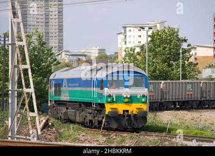 Une locomotive diesel de classe 59 de Aggregates Industries numéro 59005 « Kenneth J Painter » se dresse dans la cour de Bow, dans l'est de Londres, avec des wagons de pierre vides. Banque D'Images