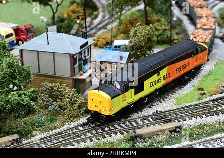 Crawley, West Sussex, Royaume-Uni-décembre 20 2021 : un modèle de locomotive diesel de classe 37 de type 4 utilisé sur les chemins de fer britanniques. Banque D'Images