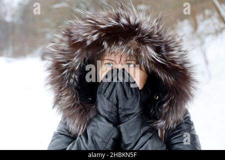 Temps de gel en hiver femme en cuir manteau avec capuche en