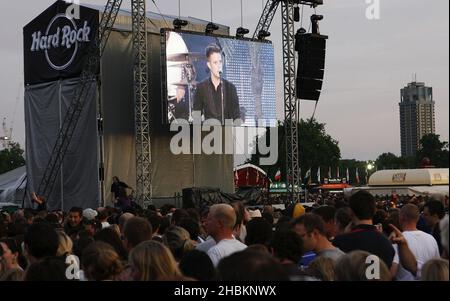 Une vidéo de Brandon Flowers of the Killers qui se déroule sur scène le premier jour du Hard Rock Calling Festival à Hyde Park, Londres. Banque D'Images