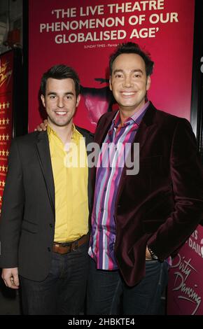 Venez à la lettre Craig Revel Horwood (à droite) de Dancing et son petit ami Grant MacPherson qui arrivent pour le gala d'anniversaire de Dirty Dancing au Aldwych Theatre, dans le centre de Londres. Banque D'Images