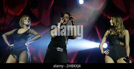 Rochelle Wiseman et una Healy des samedis en concert avec Chipmunk pendant le Jingle Bell ball de Capital FM à la O2 Arena de Londres. Banque D'Images