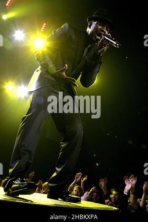 Ne-Yo en train de jouer au Jingle Bell ball de Capital FM à l'O2 Arena de Londres. Banque D'Images