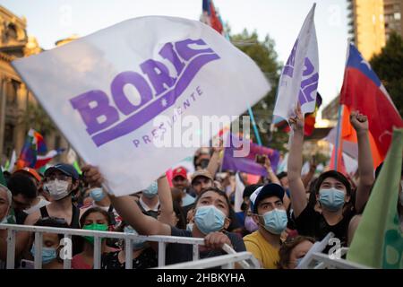 Santiago, Chili.19th décembre 2021.Les partisans de Gabriel Boric drapeaux de vague avec son nom pendant la célébration.le candidat de Apruebo Dignidad pacte gagne l'élection présidentielle de 2021 au Chili, avec plus de la moitié des voix contre le candidat de l'extrême droite radicale Jose Antonio Kast.Crédit : SOPA Images Limited/Alamy Live News Banque D'Images