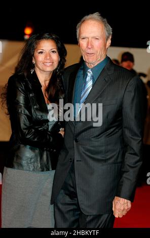 Dina Ruiz et Clint Eastwood arrivent à l'Invictus Premiere à l'Odeon, Leicester Square, Londres Banque D'Images