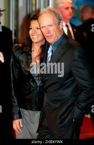 Dina Ruiz et Clint Eastwood arrivent à l'Invictus Premiere à l'Odeon, Leicester Square, Londres Banque D'Images