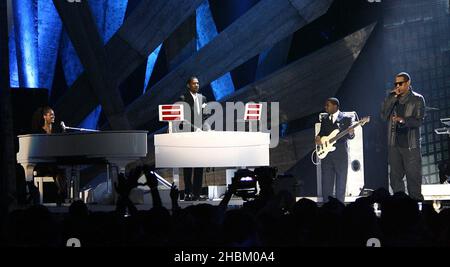 Jay-Z et Alicia Keys se sont performances sur scène pendant les BRIT Awards 2010, à Earls court, Londres. Banque D'Images