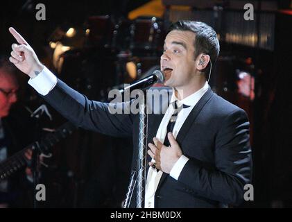 Robbie Williams sur scène pendant les BRIT Awards 2010, à Earls court, Londres. Banque D'Images