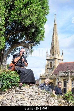 Les passionnés du Moyen-âge se rassemblent à Abbey Ground avant une reconstitution ultérieure de la bataille d'Evesham. Banque D'Images