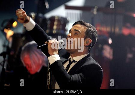 Robbie Williams se produit sur scène aux Brit Awards, le 16 février 2010. Banque D'Images