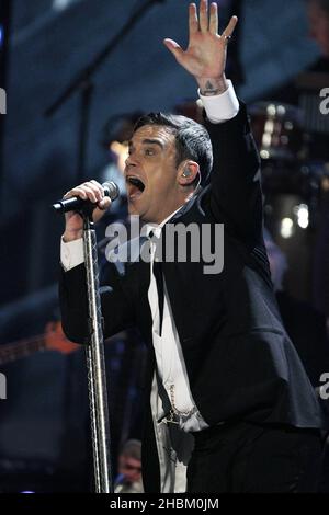 Robbie Williams se produit sur scène aux Brit Awards, le 16 février 2010. Banque D'Images