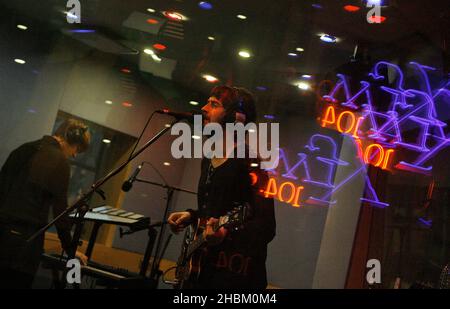 Liam Fray et son groupe les Courteeners se sont produits à XFM, Global radio, le 23 février 2010. Banque D'Images