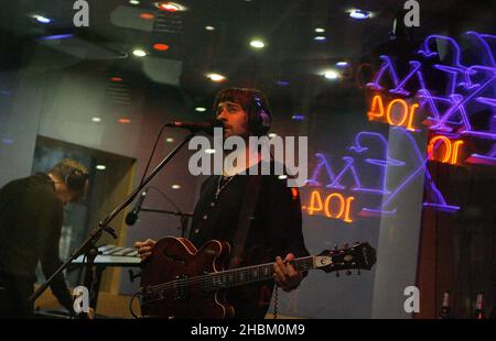 Liam Fray et son groupe les Courteeners se sont produits à XFM, Global radio, le 23 février 2010. Banque D'Images