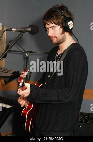 Liam Fray et son groupe les Courteeners se sont produits à XFM, Global radio, le 23 février 2010. Banque D'Images