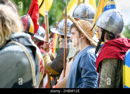 Les passionnés du Moyen-âge se rassemblent à Abbey Ground avant une reconstitution ultérieure de la bataille d'Evesham. Banque D'Images