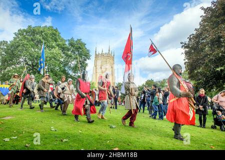 Les passionnés du Moyen-âge se rassemblent à Abbey Ground avant une reconstitution ultérieure de la bataille d'Evesham. Banque D'Images